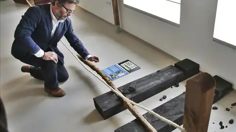 El director del Museo de la Mina de Arnao, Iván Muñiz, con el resto de las vías que se exponen en el museo El director del Museo de la Mina de Arnao, Iván Muñiz, con el resto de las vías que se exponen en el museo