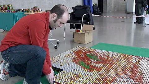 Campe&oacute;n en resolver cubos de rubik