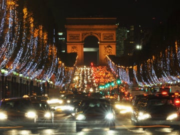 Coches en la noche de París