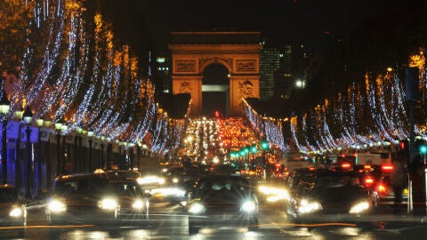 Coches en la noche de Par&iacute;s