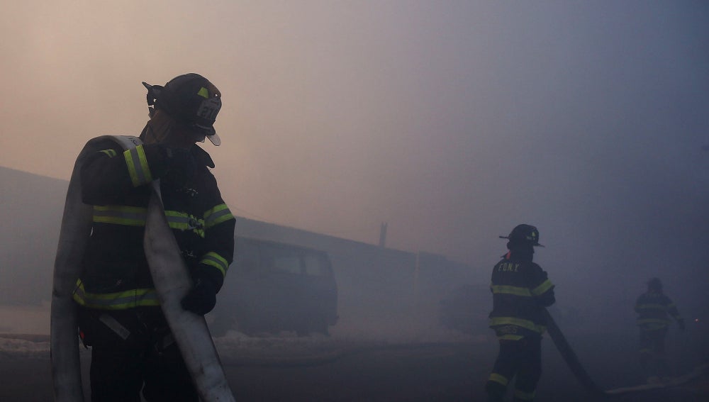 Bomberos de Nueva York, en la extinción de un incendio