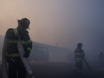 Bomberos de Nueva York, en la extinción de un incendio