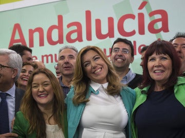 Susana Díaz celebra con su equipo los resultados