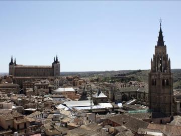 Vista de El Alcázar y la torre de la Catedral de Toledo