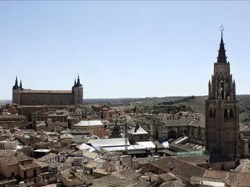 Vista de El Alcázar y la torre de la Catedral de Toledo Vista de El Alcázar y la torre de la Catedral de Toledo