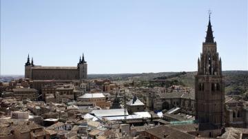 Vista de El Alcázar y la torre de la Catedral de Toledo