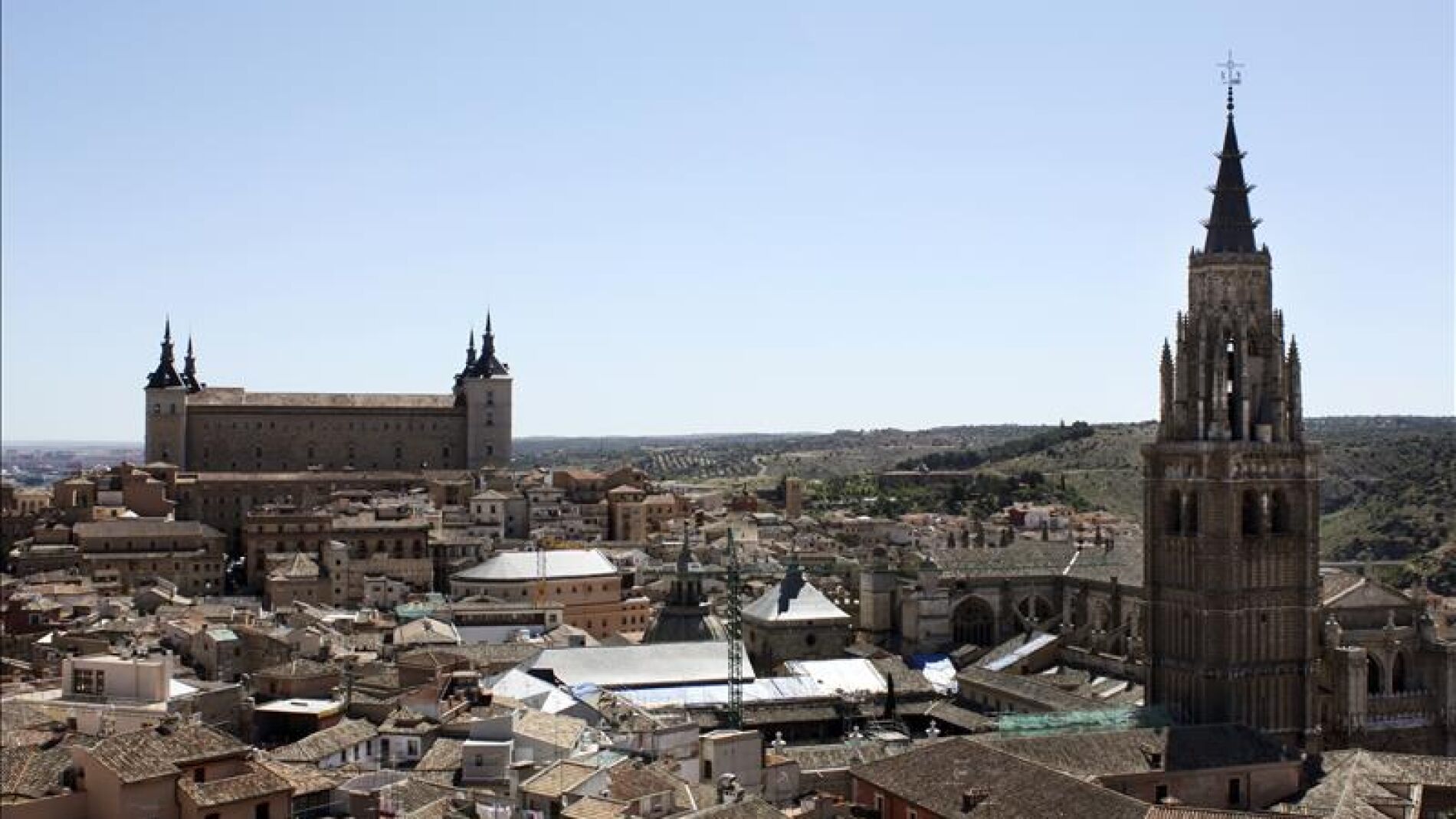 Vista de El Alc&aacute;zar y la torre de la Catedral de Toledo