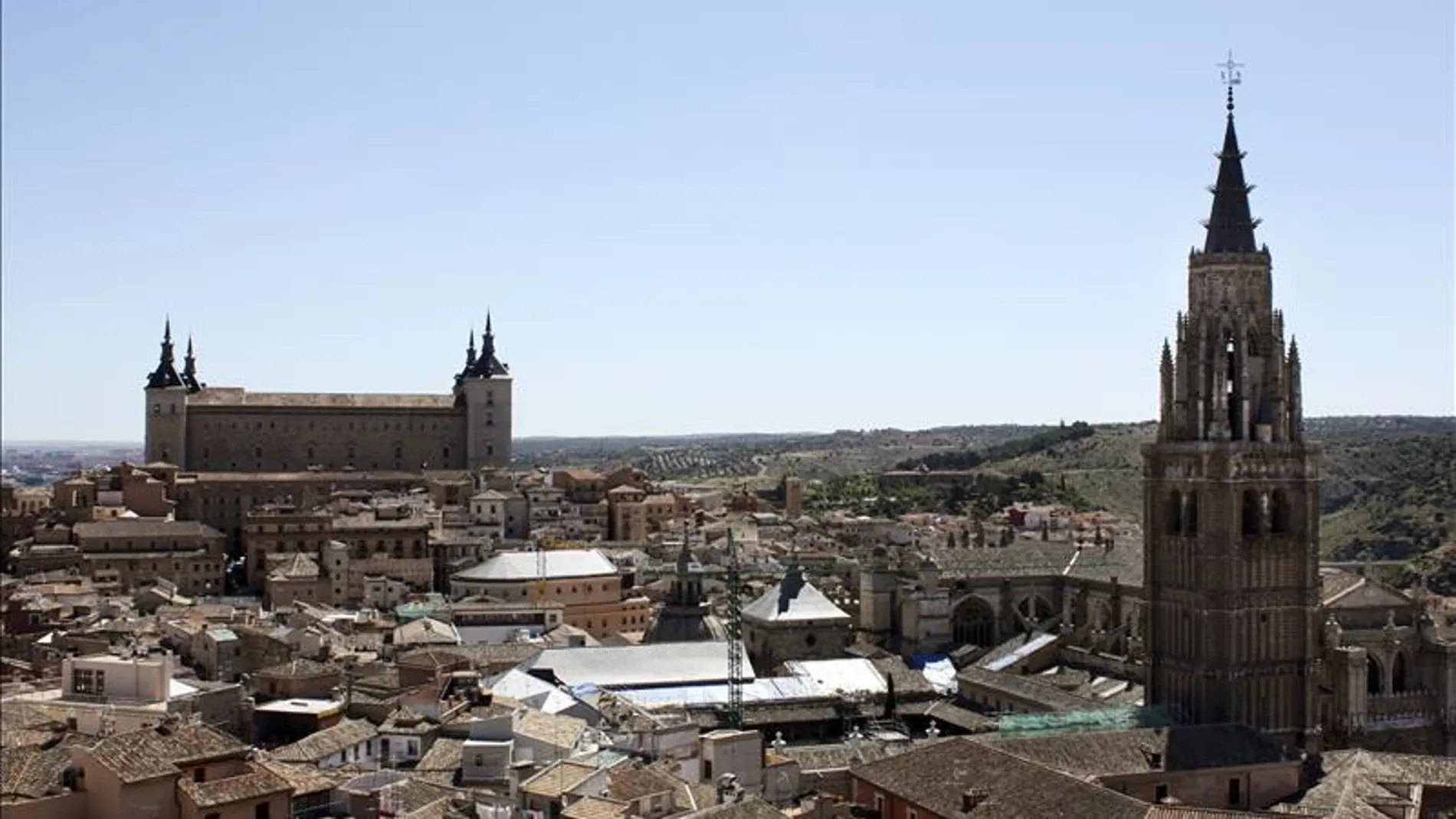 Vista de El Alcázar y la torre de la Catedral de Toledo Vista de El Alcázar y la torre de la Catedral de Toledo