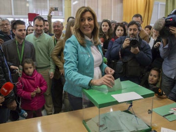 Susana Díaz deposita su voto