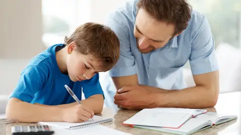 Padre ayudando a su hijo Padre ayudando a su hijo