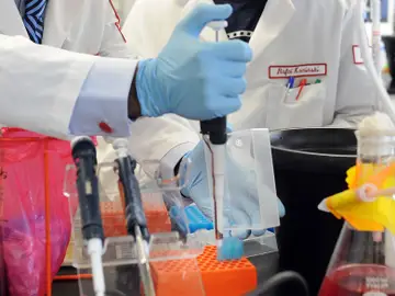 Científicos en un laboratorio Científicos en un laboratorio