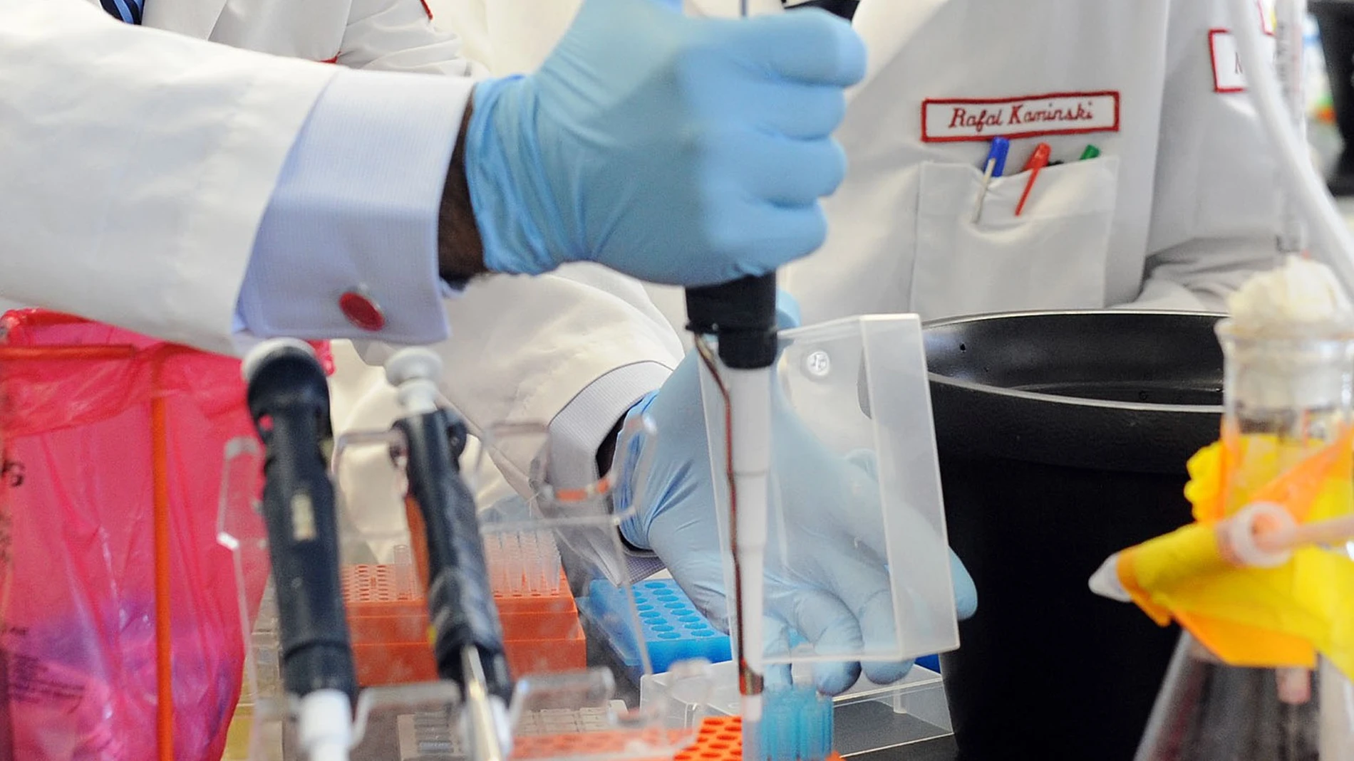 Científicos en un laboratorio Científicos en un laboratorio