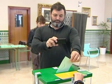 Un votante hace un 'selfie' a su papeleta