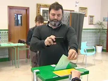 Un votante hace un 'selfie' a su papeleta Un votante hace un 'selfie' a su papeleta