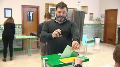 Los andaluces votan con el paraguas en la mano y con el móvil para hacerse un 'selfie'