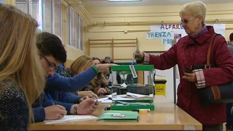 Una ciudadana ejerce su derecho al voto