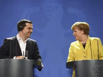 Tsipras junto a Merkel durante su encuentro en Berlín. Tsipras junto a Merkel durante su encuentro en Berlín.