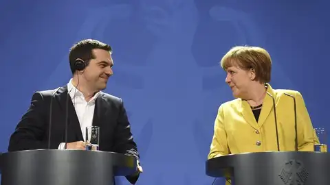 Tsipras junto a Merkel durante su encuentro en Berlín. Tsipras junto a Merkel durante su encuentro en Berlín.
