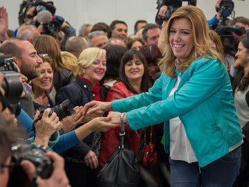 Susana Díaz saluda a varios simpatizantes tras ganar las elecciones en Andalucía