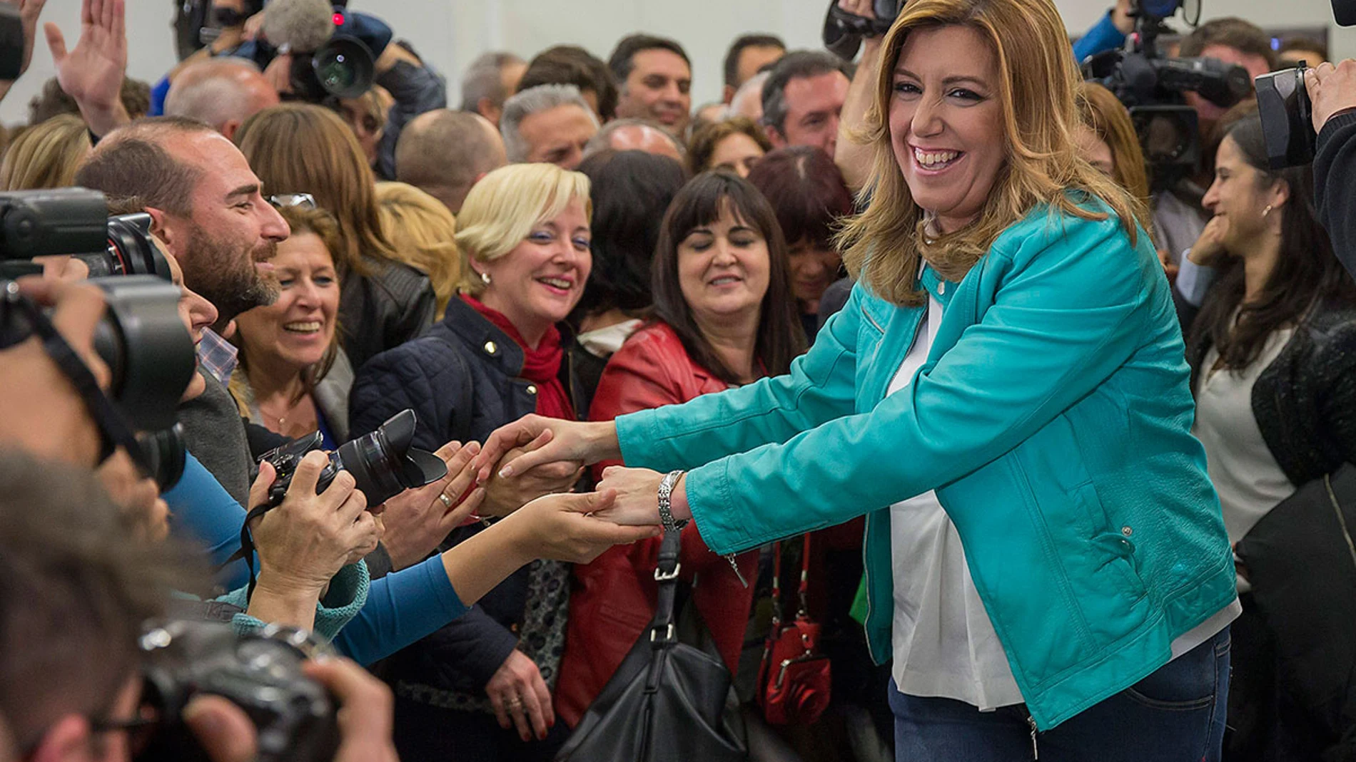 Susana Díaz saluda a varios simpatizantes tras ganar las elecciones en Andalucía