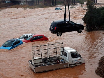 Varios coches arrastrados por el río Palancia a su paso por Sagunto