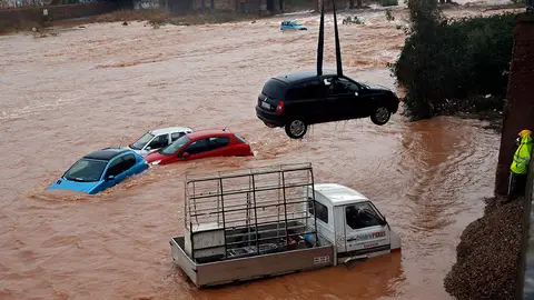 Varios coches arrastrados por el río Palancia a su paso por Sagunto Varios coches arrastrados por el río Palancia a su paso por Sagunto