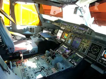 Cabina de un avión comercial Cabina de un avión comercial