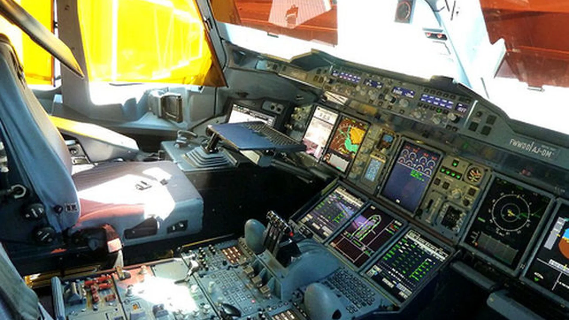Cabina de un avión comercial Cabina de un avión comercial