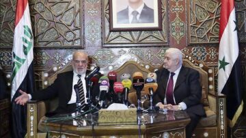 El ministro de Asuntos Exteriores iraquí, Ibrahim Al-Jaafari (i), ofrece una rueda de prensa junto a su homólogo sirio, Walid al Mualem (d)