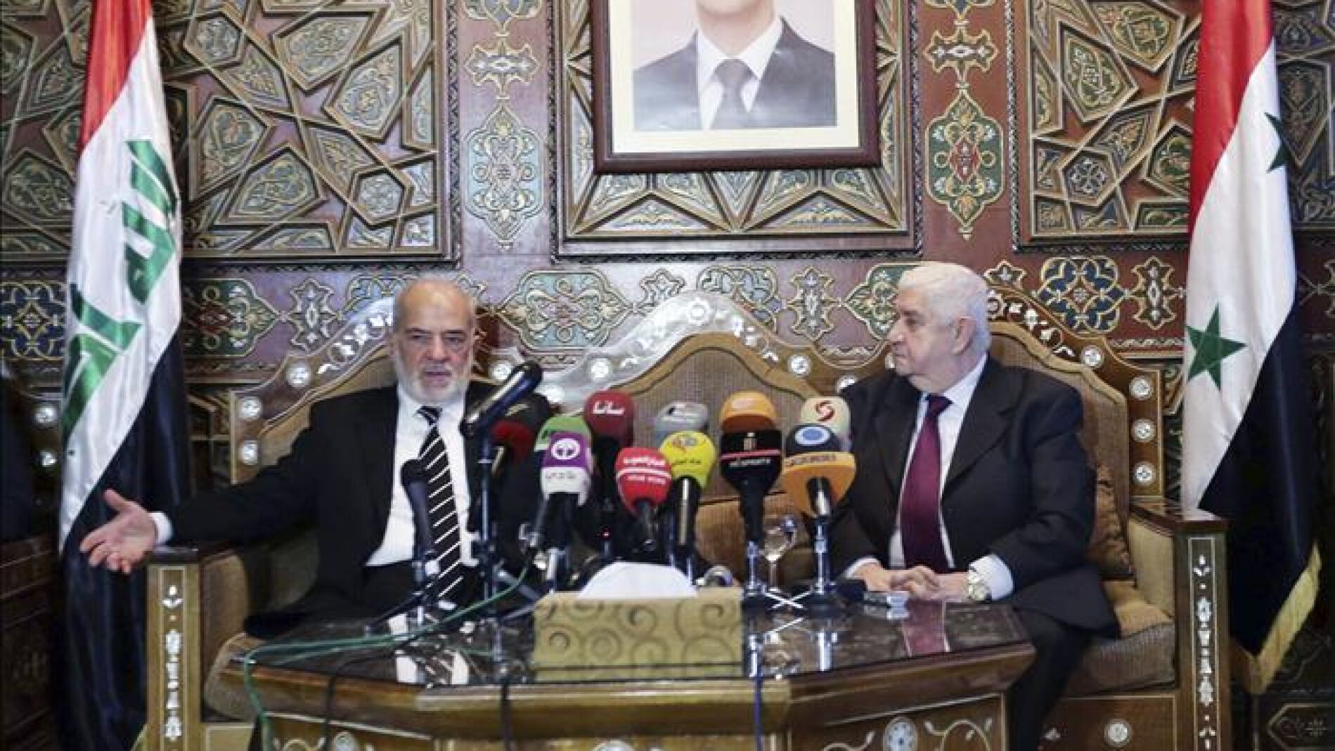 El ministro de Asuntos Exteriores iraqu&iacute;, Ibrahim Al-Jaafari (i), ofrece una rueda de prensa junto a su hom&oacute;logo sirio, Walid al Mualem (d)