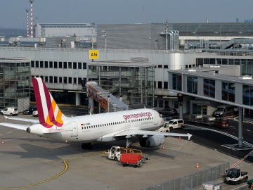 Un avión de la compañía Germanwings aparcado en el aeropuerto de Dusseldorf.
