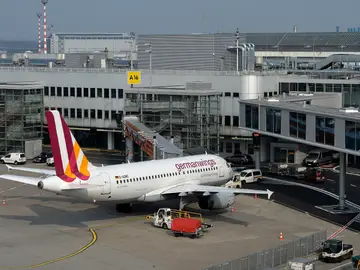 Un avión de la compañía Germanwings aparcado en el aeropuerto de Dusseldorf. Un avión de la compañía Germanwings aparcado en el aeropuerto de Dusseldorf.