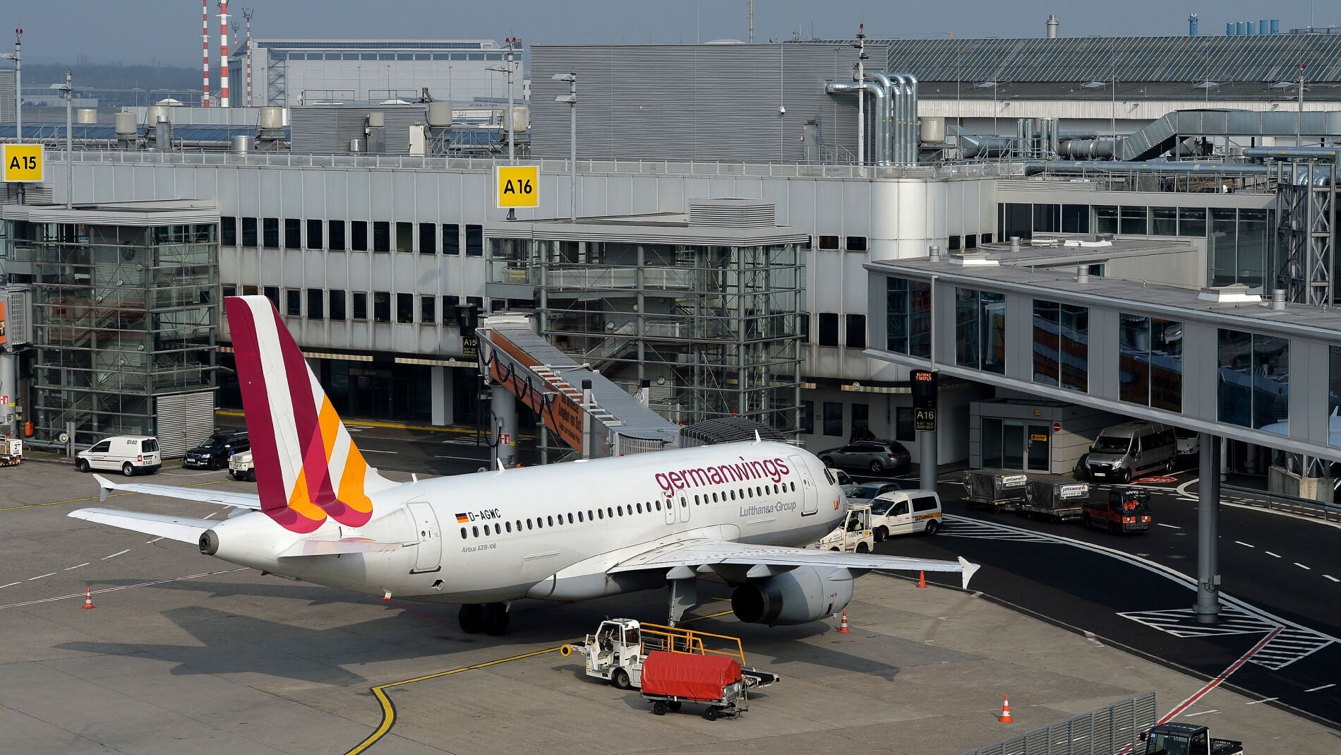 Un avi&oacute;n de la compa&ntilde;&iacute;a Germanwings aparcado en el aeropuerto de Dusseldorf.