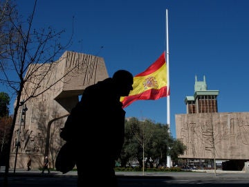 Bandera a media asta en Colón, Madrid