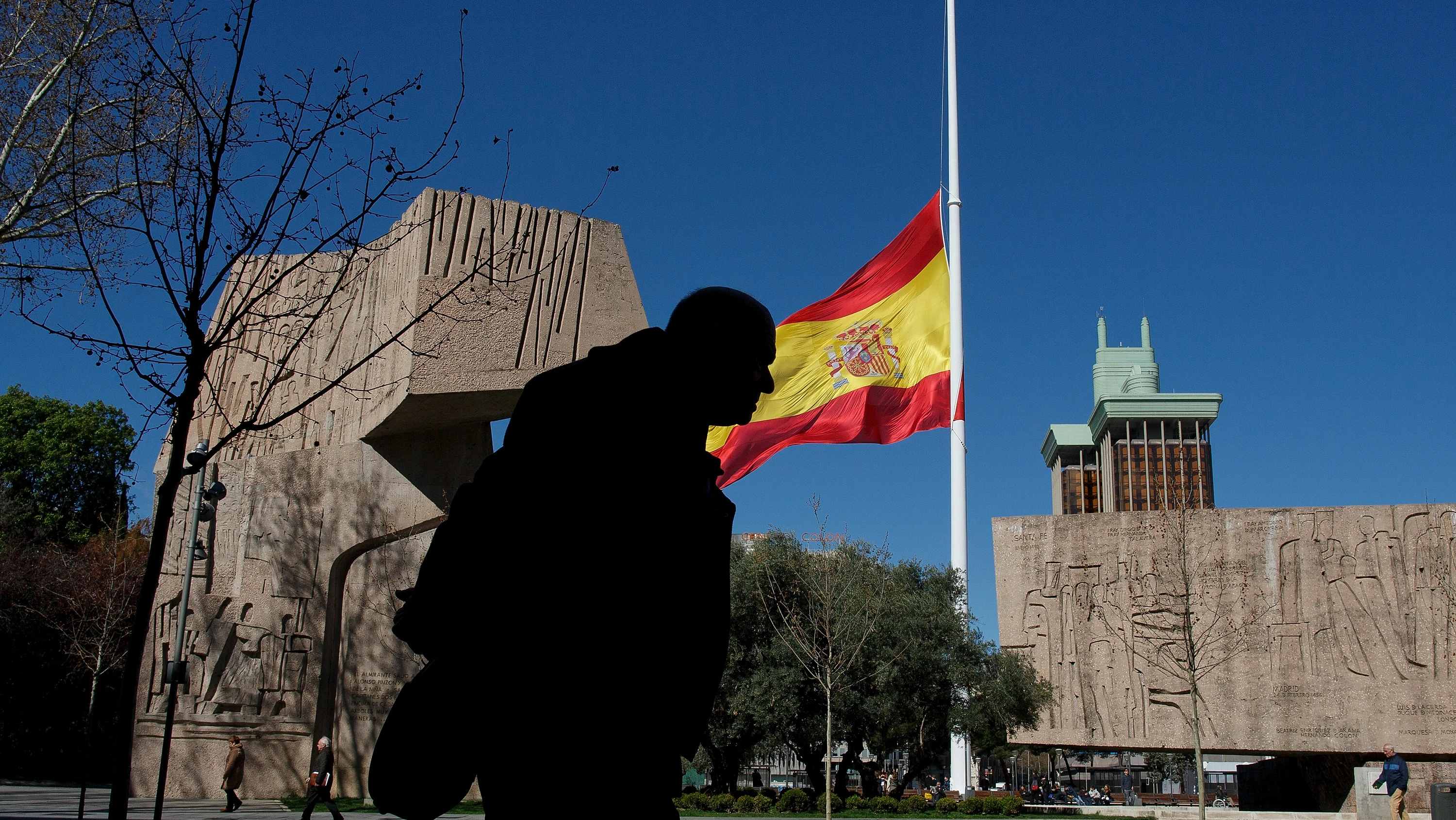 Bandera a media asta en Col&oacute;n, Madrid