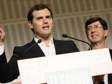 El lider nacional de Ciudadanos, Albert Rivera (i), acompañado por el candidato a la Presidencia de la Junta de Andalucia, Juan Marín