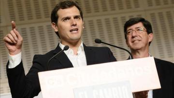 El lider nacional de Ciudadanos, Albert Rivera (i), acompañado por el candidato a la Presidencia de la Junta de Andalucia, Juan Marín