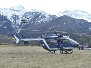 Un helicóptero llega a la zona del accidente en Los Alpes franceses. Un helicóptero llega a la zona del accidente en Los Alpes franceses.