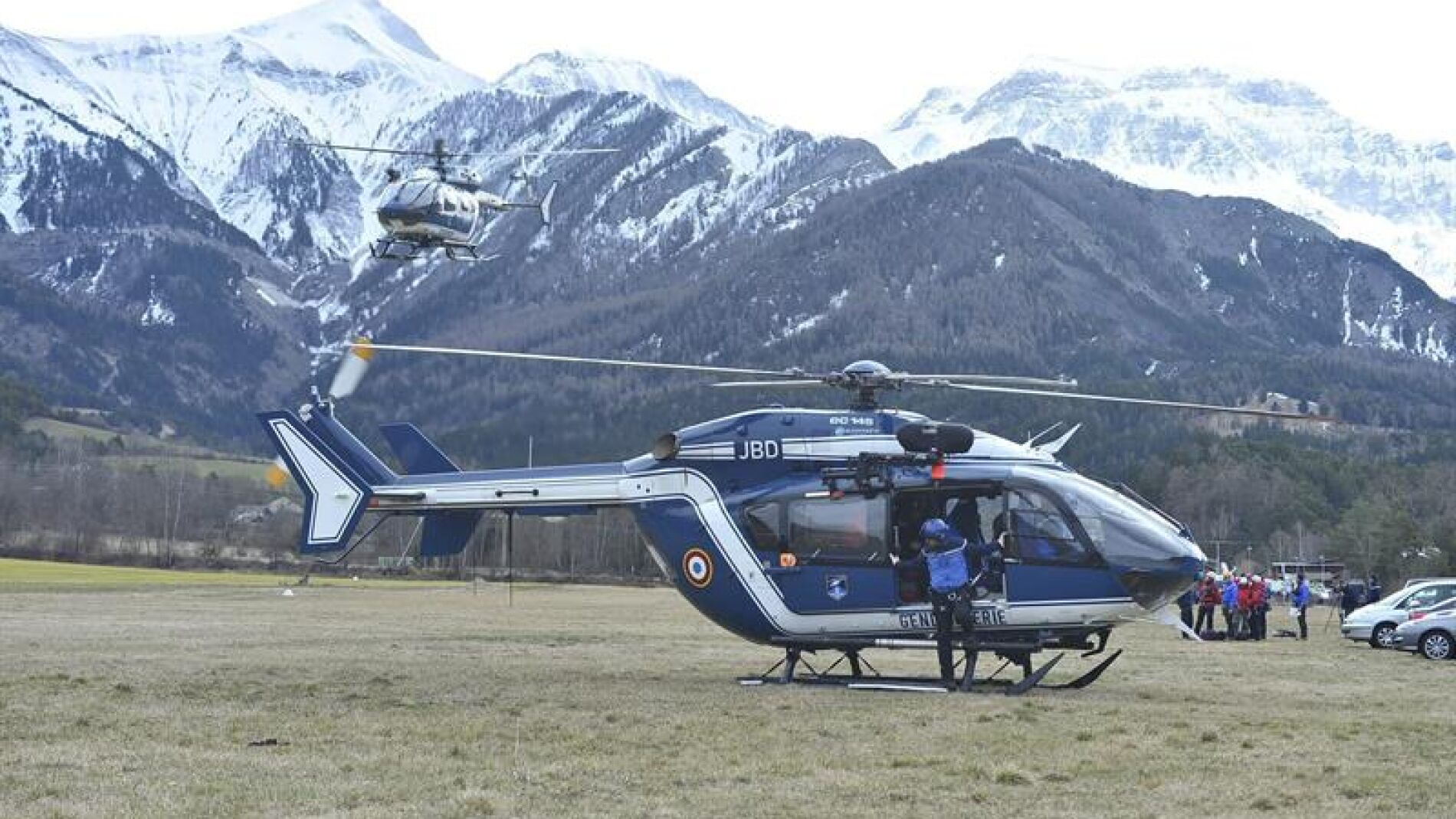 Un helic&oacute;ptero llega a la zona del accidente en Los Alpes franceses.