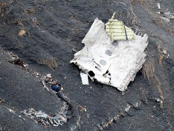 Una de las partes del avión de Germanwings en el lugar del accidente en los Alpes