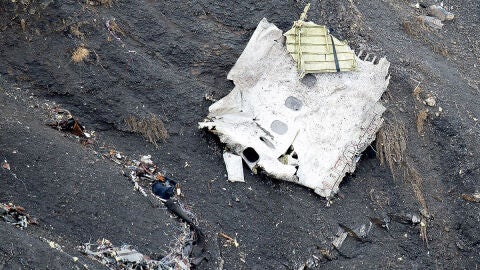 Una de las partes del avi&oacute;n de Germanwings en el lugar del accidente en los Alpes