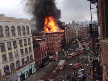 Una explosión provoca un incendio en un edificio de Manhattan