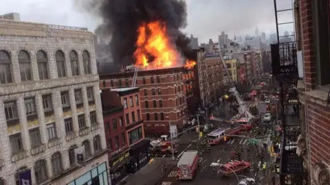 Una explosión provoca un incendio en un edificio de Manhattan Una explosión provoca un incendio en un edificio de Manhattan