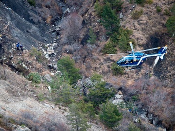 Un helicóptero sobrevuela el lugar del accidente en los Alpes