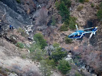 Un helicóptero sobrevuela el lugar del accidente en los Alpes Un helicóptero sobrevuela el lugar del accidente en los Alpes