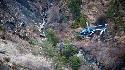 Un helic&oacute;ptero sobrevuela el lugar del accidente en los Alpes