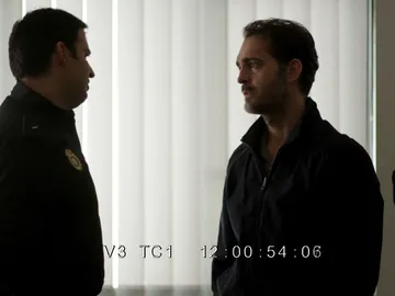 Roberto Vega habla con un policía Roberto Vega habla con un policía