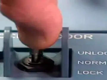 Botón que impide la apertura de la puerta de cabina de un avión Botón que impide la apertura de la puerta de cabina de un avión