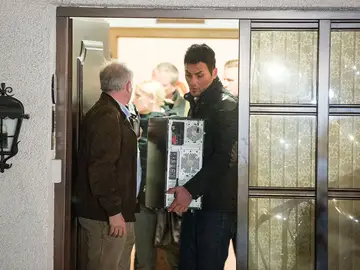 La policía se lleva un ordenador de la casa de Andreas Lubitz La policía se lleva un ordenador de la casa de Andreas Lubitz