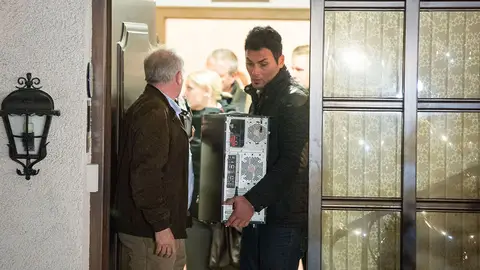 La policía se lleva un ordenador de la casa de Andreas Lubitz La policía se lleva un ordenador de la casa de Andreas Lubitz